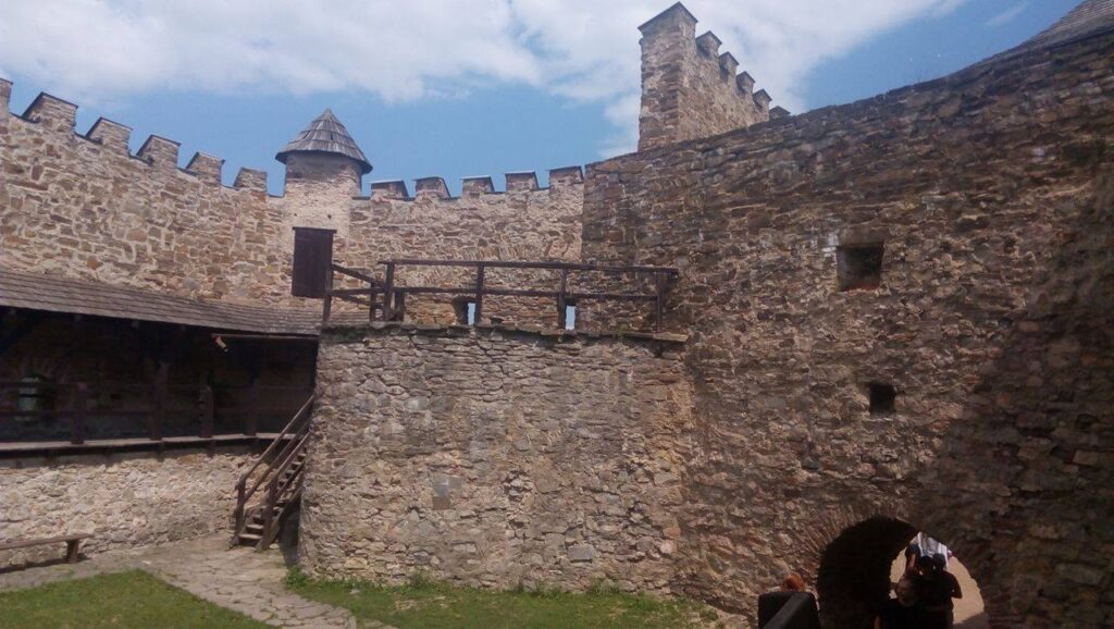 Vedeli ste, že na východnom Slovensku bolo kedysi vyše 100 hradov? Ľubovniansky hrad