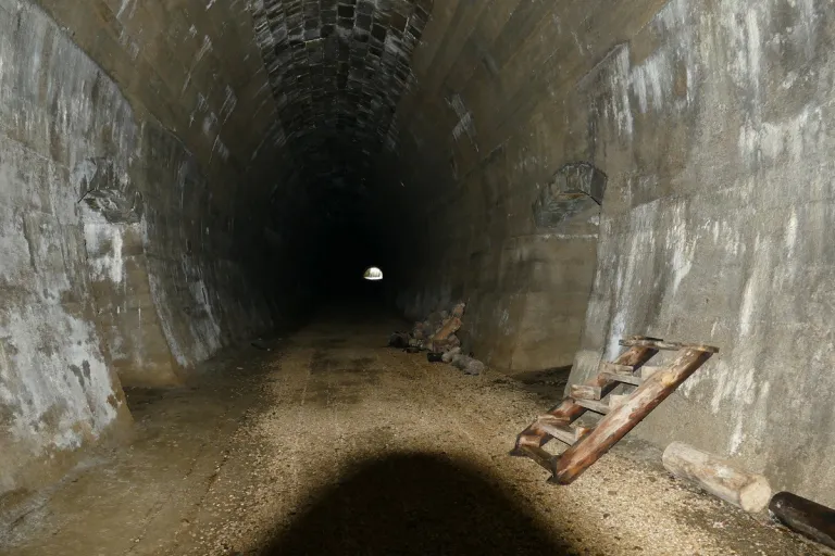 Slavošovský tunel: Nikdy neslúžil svojmu účelu, napriek tomu spája ľudí slavošovský tunel 2