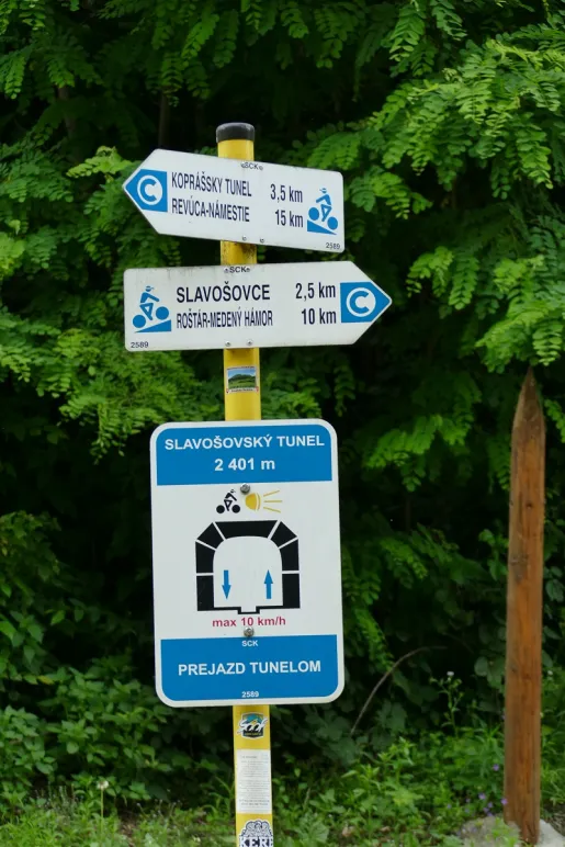 Slavošovský tunel: Nikdy neslúžil svojmu účelu, napriek tomu spája ľudí slavošovský tunel tabuľa