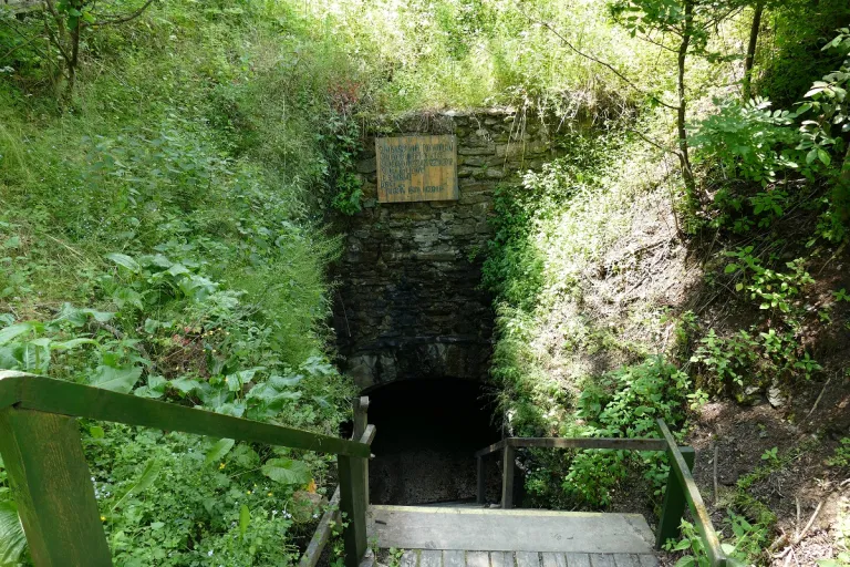 Slavošovský tunel: Nikdy neslúžil svojmu účelu, napriek tomu spája ľudí vstup do slavošovského tunela